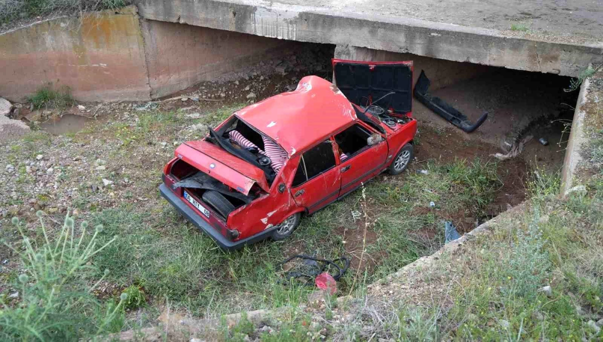 Kırıkkale\'de otomobil beton menfeze çarptı: 2 yaralı