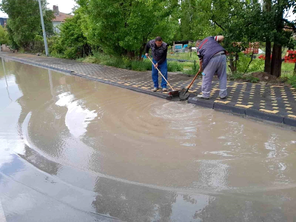 Kayseri Bünyan\'da Sağanak Yağış Sonrası Temizlik Çalışması