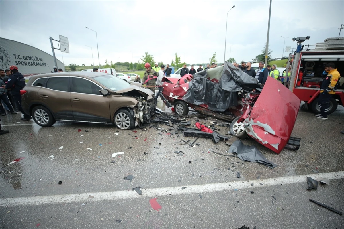 Bursa\'da Otomobil Kazası: 2 Ölü, 1 Yaralı