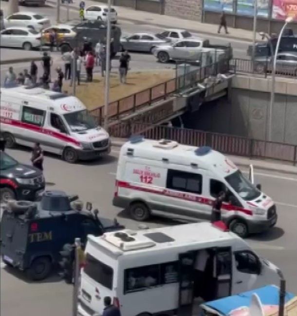 Diyarbakır'da bir avukat, tartıştığı eski eşinin yakınını silahla yaraladı
