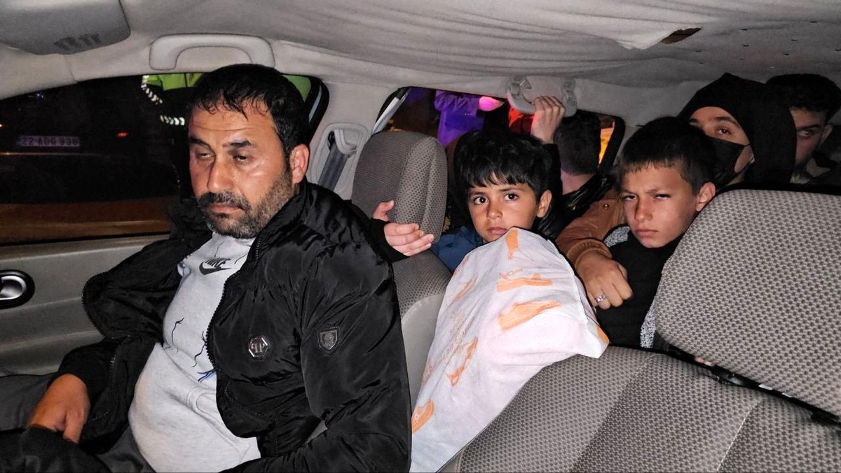 Edirne\'de Polis, Kaçan Otomobilde 14 Düzensiz Göçmen Buldu