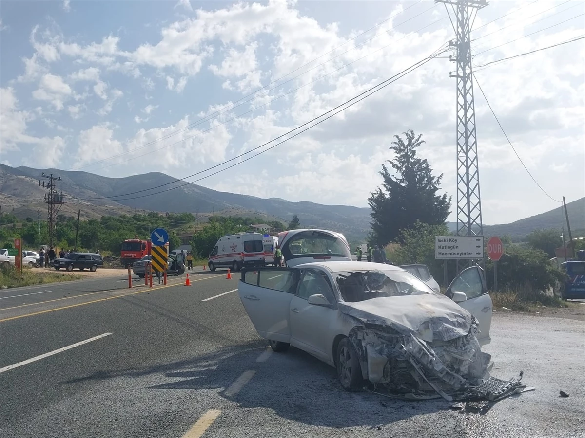 Elazığ\'da trafik kazasında 2 kişi hayatını kaybetti, 5 kişi yaralandı