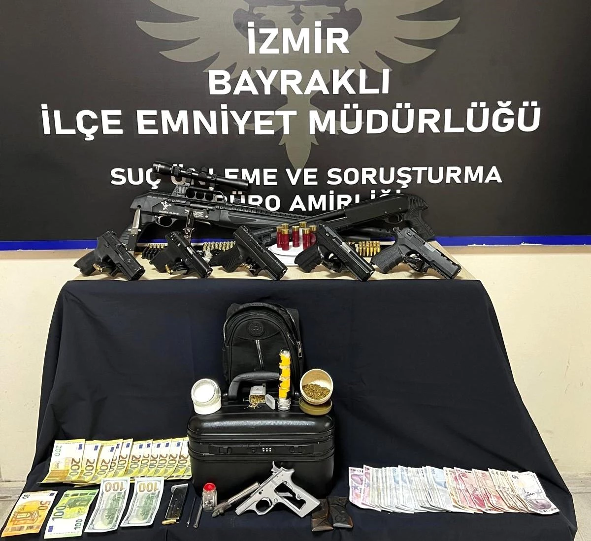 İzmir\'de Uyuşturucu Operasyonu: 3 Gözaltı, Silah ve Uyuşturucu Ele Geçirildi