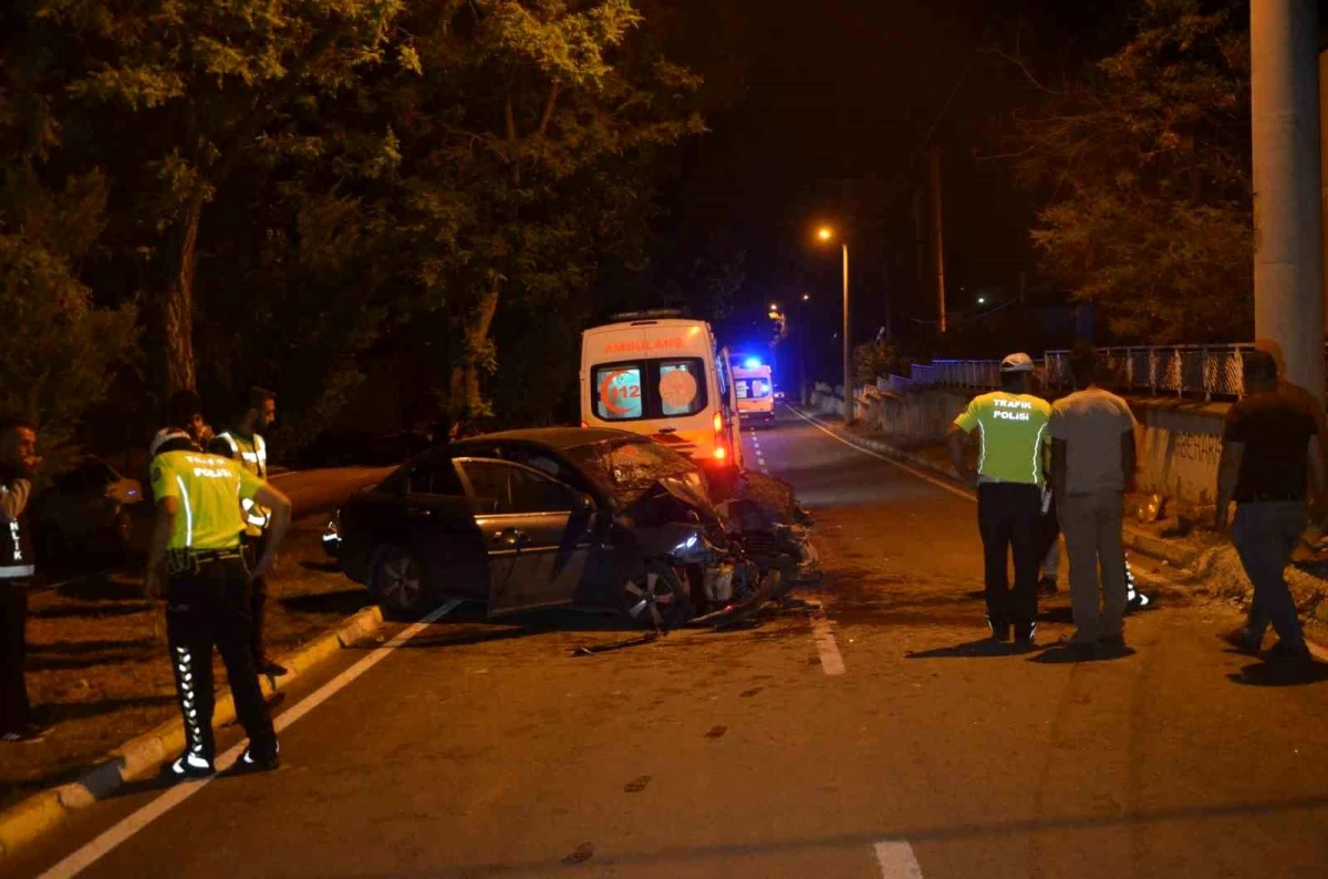 Konya Ereğli\'de Kontrolden Çıkan Otomobilin Elektrik Direğine Çarpması Sonucu 4 Kişi Yaralandı