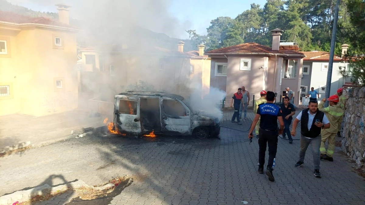 Marmaris\'te Bir Vatandaşın Kendi Evinde ve Araçlarında Çıkardığı Yangın Paniğe Neden Oldu