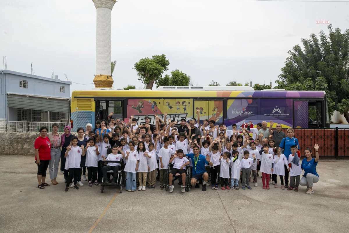 Mersin Büyükşehir Belediyesi \'Sporbüs\' Projesiyle Çocukları Sporla Buluşturuyor