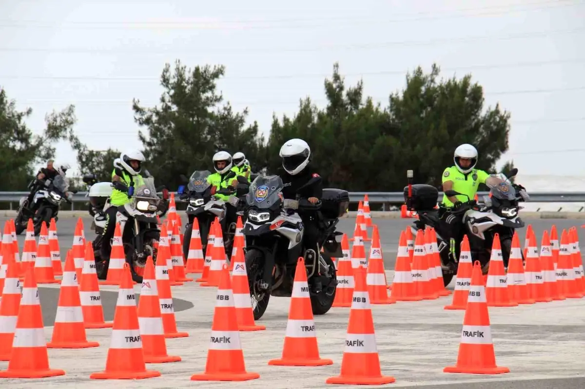 Mersin\'de Sürüş Teknikleri Eğitimi Alan Polislere Sertifikalar Verildi