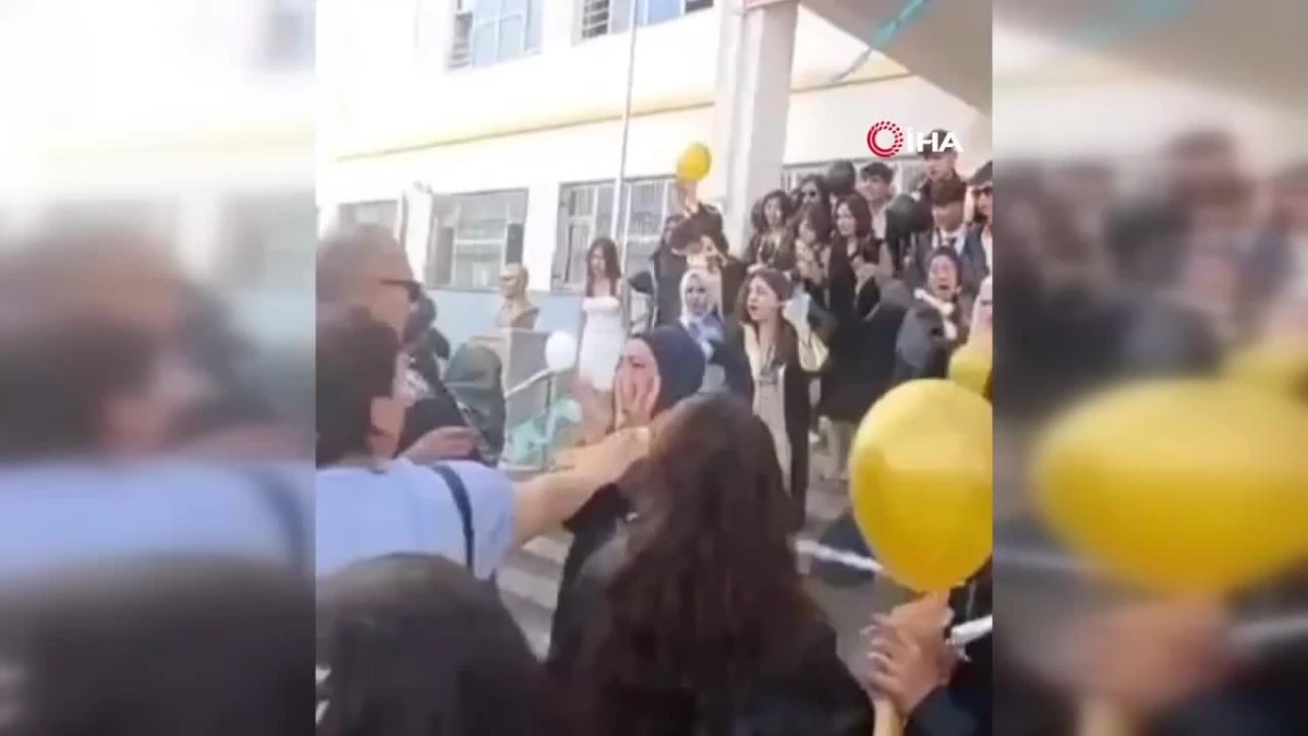 Okuldaki mezuniyet kutlamasında helyum gazlı balon patladı... O anlar kamerada