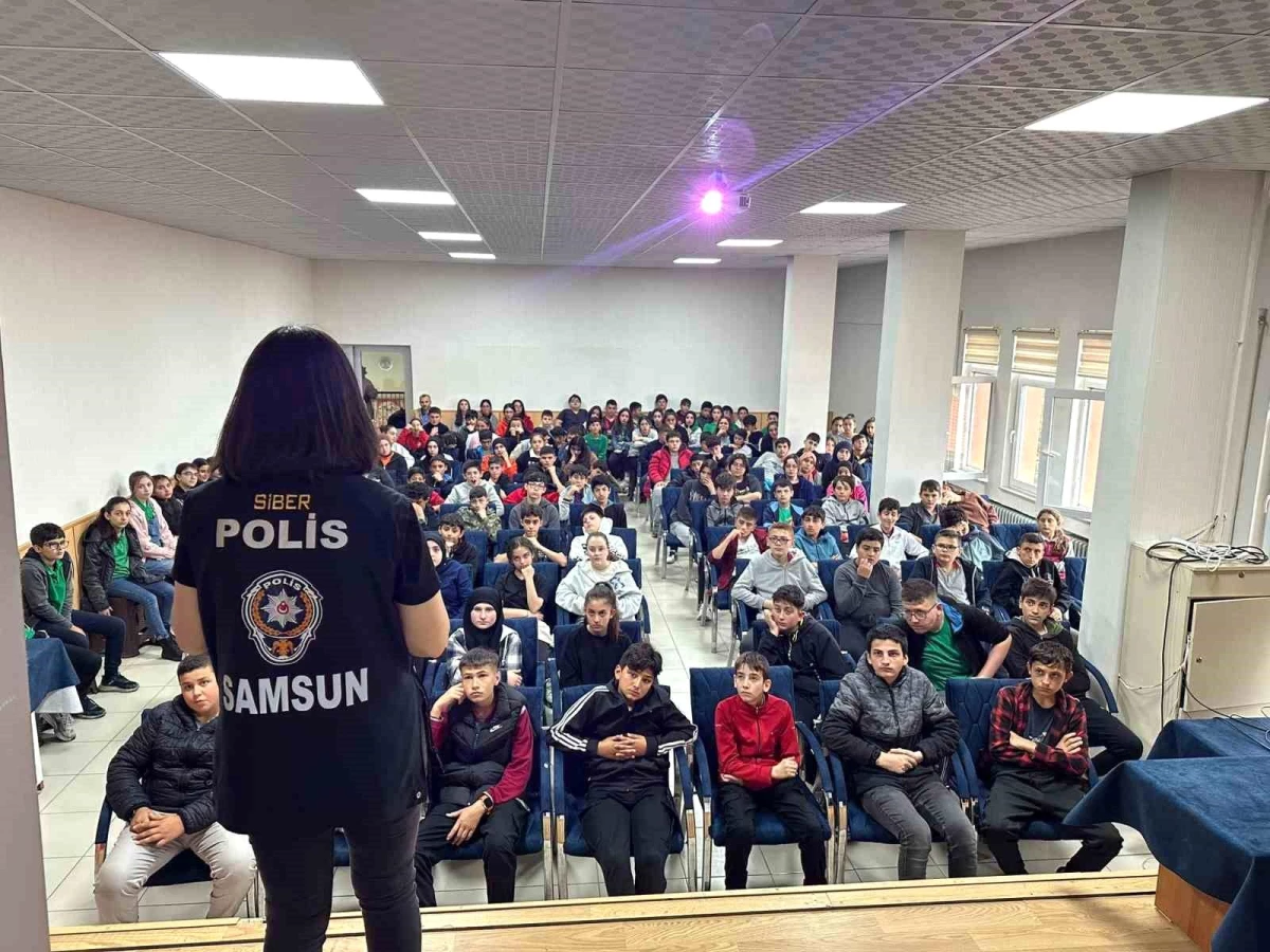 Samsun\'da Polis Ekipleri Tarafından Siber Tehlikelere Karşı Bilgilendirici Etkinlik Düzenlendi