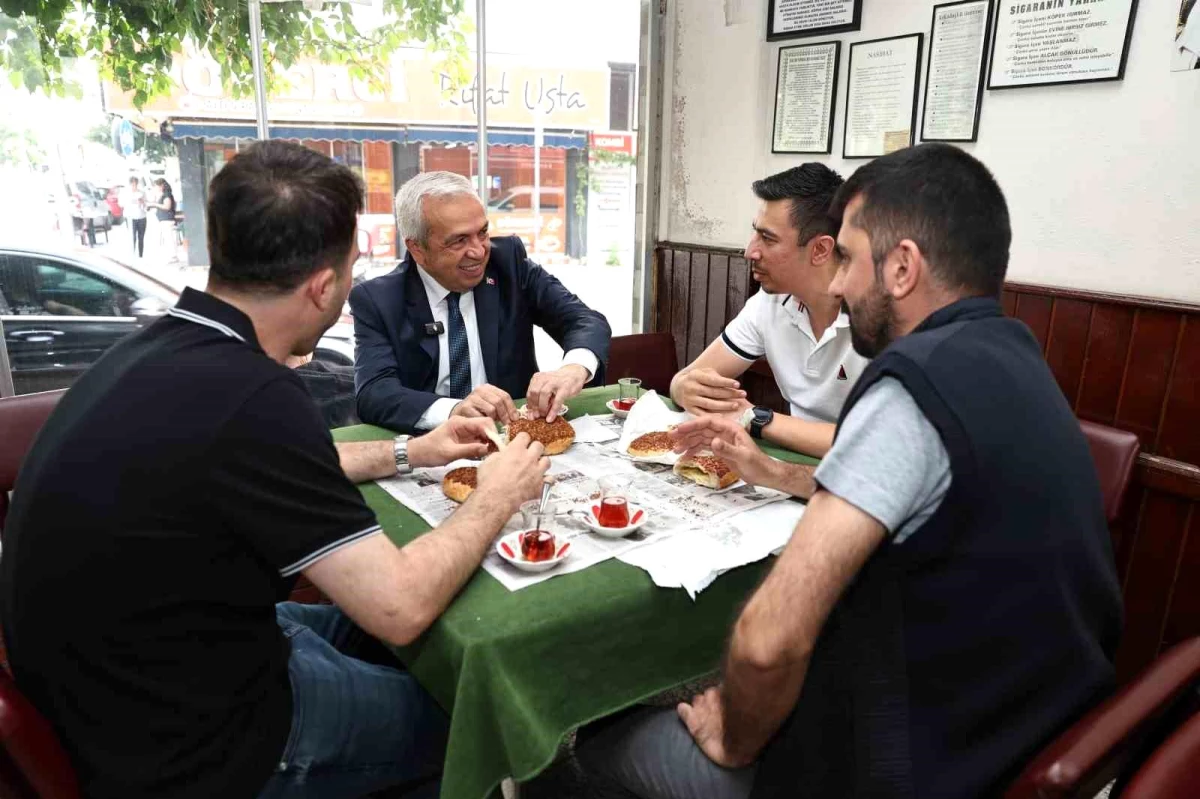 Nilüfer Belediye Başkanı Şadi Özdemir Mahalle Kahvesinde Vatandaşlarla Kahvaltı Yaptı