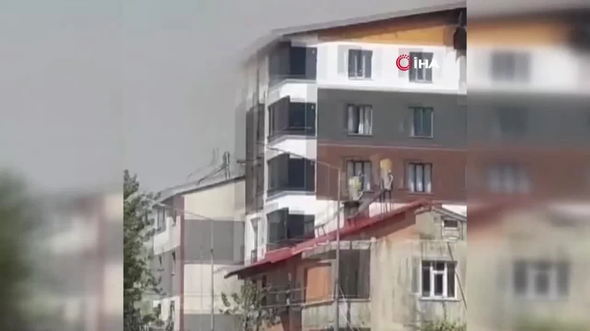 Tatvan\'da şiddetli patlama: Alevler daireyi sardı