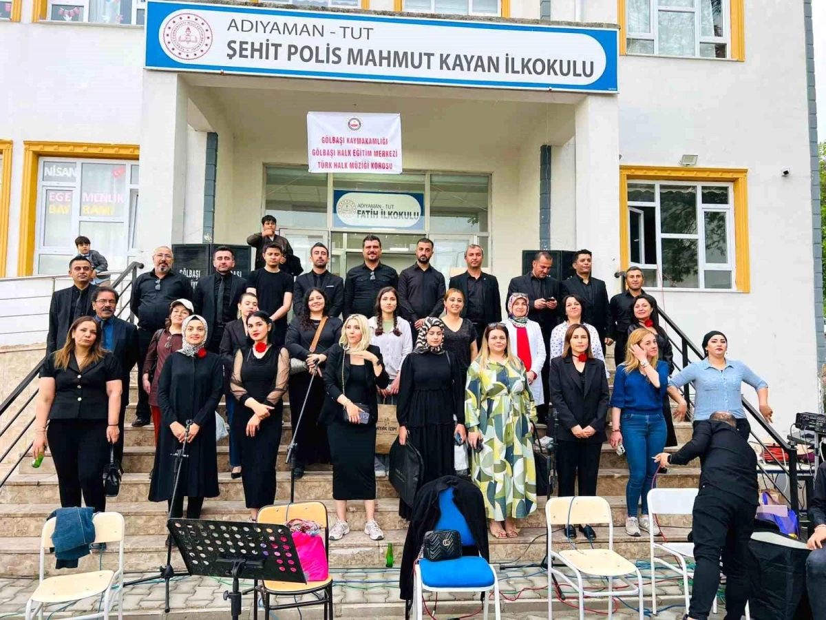 Adıyaman Gölbaşı Halk Eğitim Merkezi Türk Halk Müziği Korosu Tut ilçesinde konser verdi