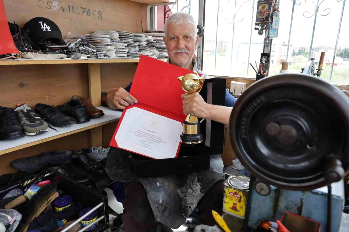 Aksaray\'da Bisikletiyle Gezen Ayakkabı Tamircisi İyilik Ödülü Aldı