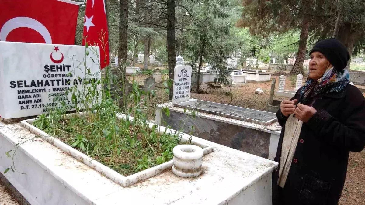 Şehit Selahattin Aysan\'ın annesi oğlunu kabri başında andı