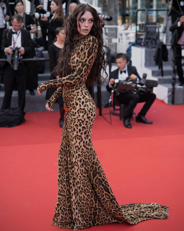 Cannes Film Festivali'ne giden Melis Sezen, poz verirken şekilden şekle girdi