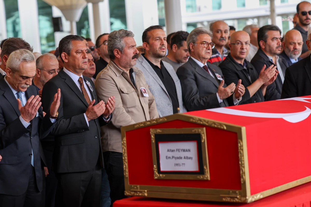 CHP Genel Başkanı Özgür Özel, Gülsün Bor ve Altan Feyman\'ın cenaze törenlerine katıldı