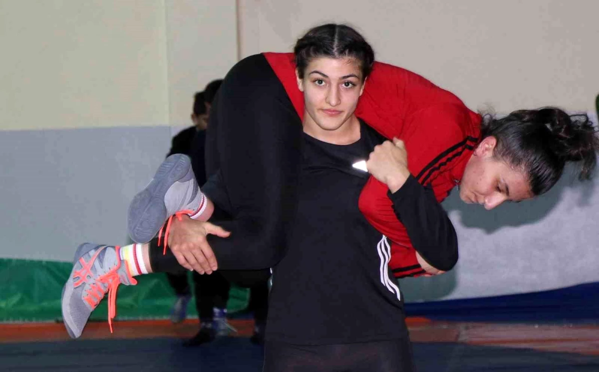 Erzincanlı güreşçi Elvira Kamaloğlu U23 Avrupa Şampiyonası\'nda gümüş madalya kazandı
