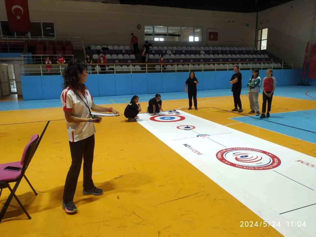 19 Mayıs Atatürk\'ü Anma Gençlik ve Spor Bayramı\'nda Floor Curling heyecanı yaşandı