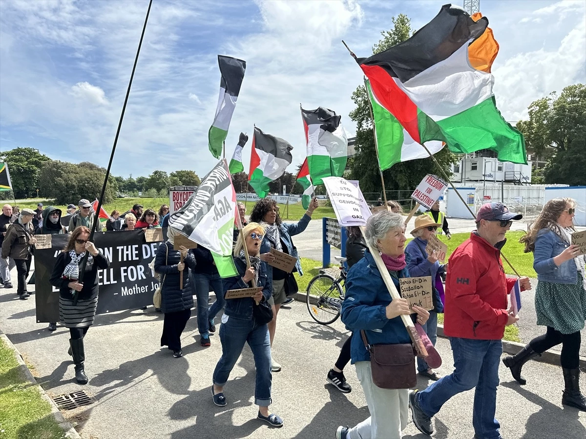 Dublin\'de UCD öğrencileri Filistin\'e destek gösterilerine devam ediyor