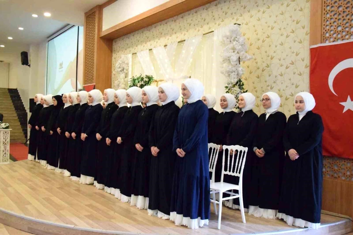 Konya\'da Kız Kur\'an Kursu öğrencileri için hafızlık töreni düzenlendi