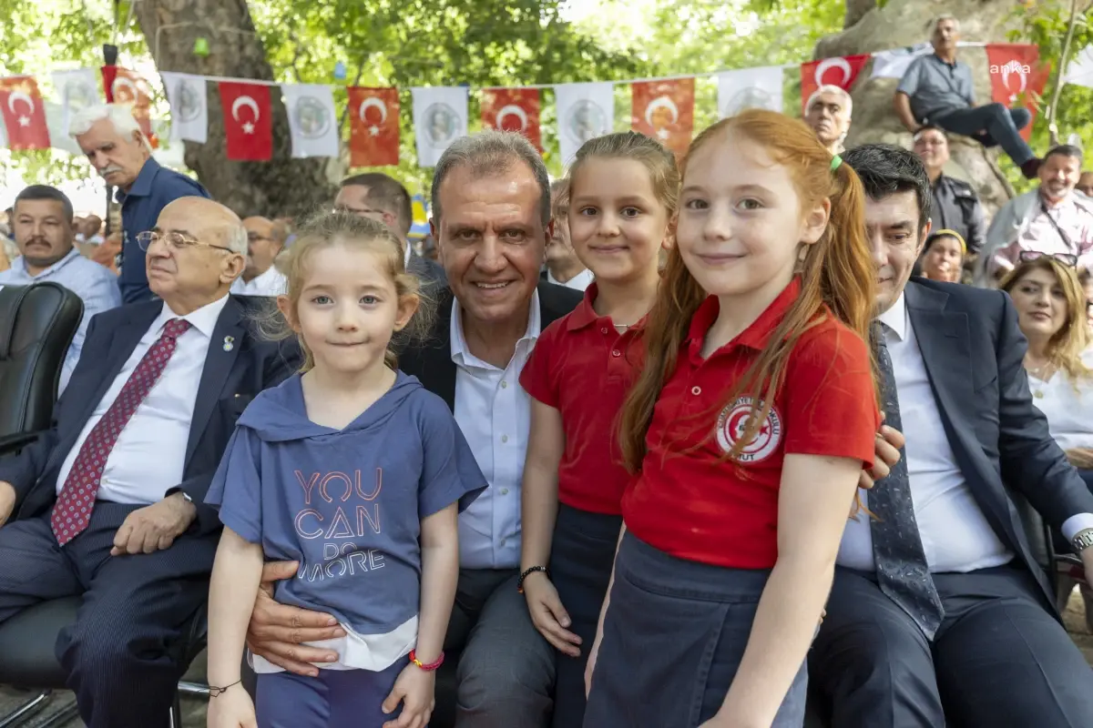 Başkan Seçer, Mut Karacaoğlan Kayısı Kültür ve Sanat Festivali\'nde konuştu