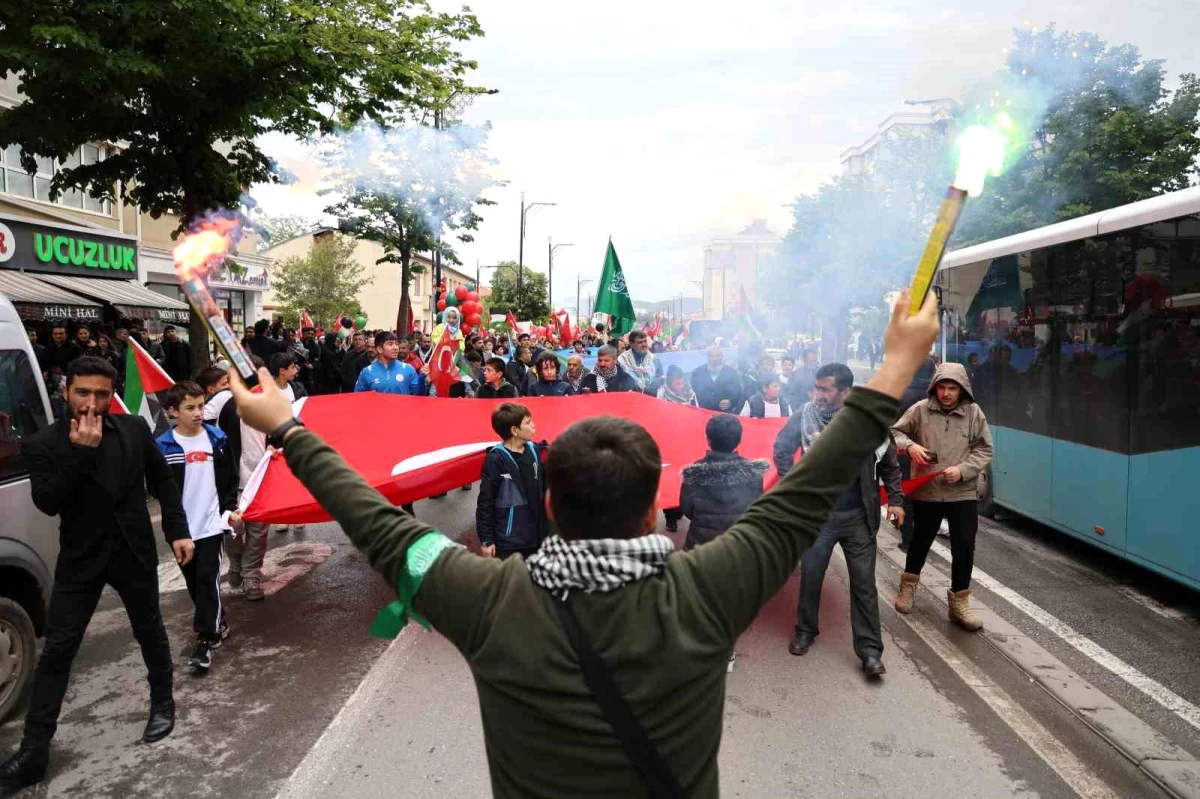 Sivas\'ta Filistin ve Doğu Türkistan\'daki insan hakları ihlallerine tepki göstermek amacıyla yürüyüş düzenlendi