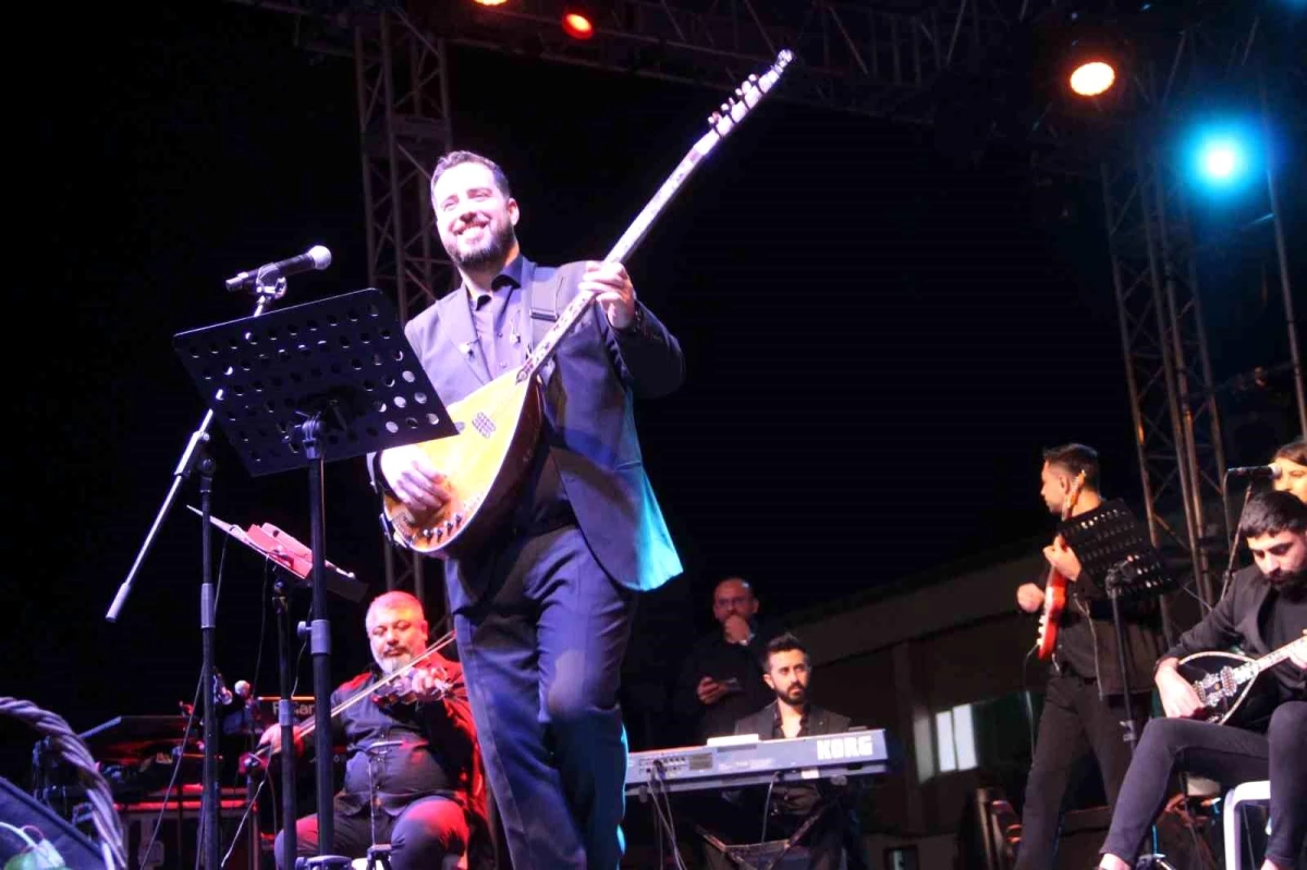 Oğuzhan Koç ve Mustafa Taş, Karacaoğlan Kayısı Kültür ve Sanat Festivali\'nde Coşturdu