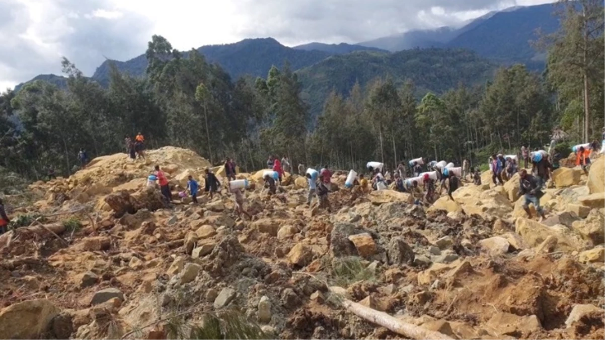 Papua Yeni Gine\'de bilanço ağırlaşıyor! 1100 ev toprak altında kaldı, ölü sayısı 300\'ün üzerine çıktı