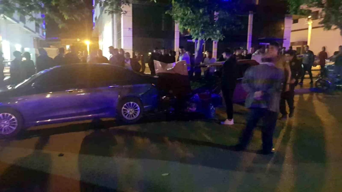 Tosya\'da park halindeki araçlara çarpan otomobilin sürücüsü yaralandı