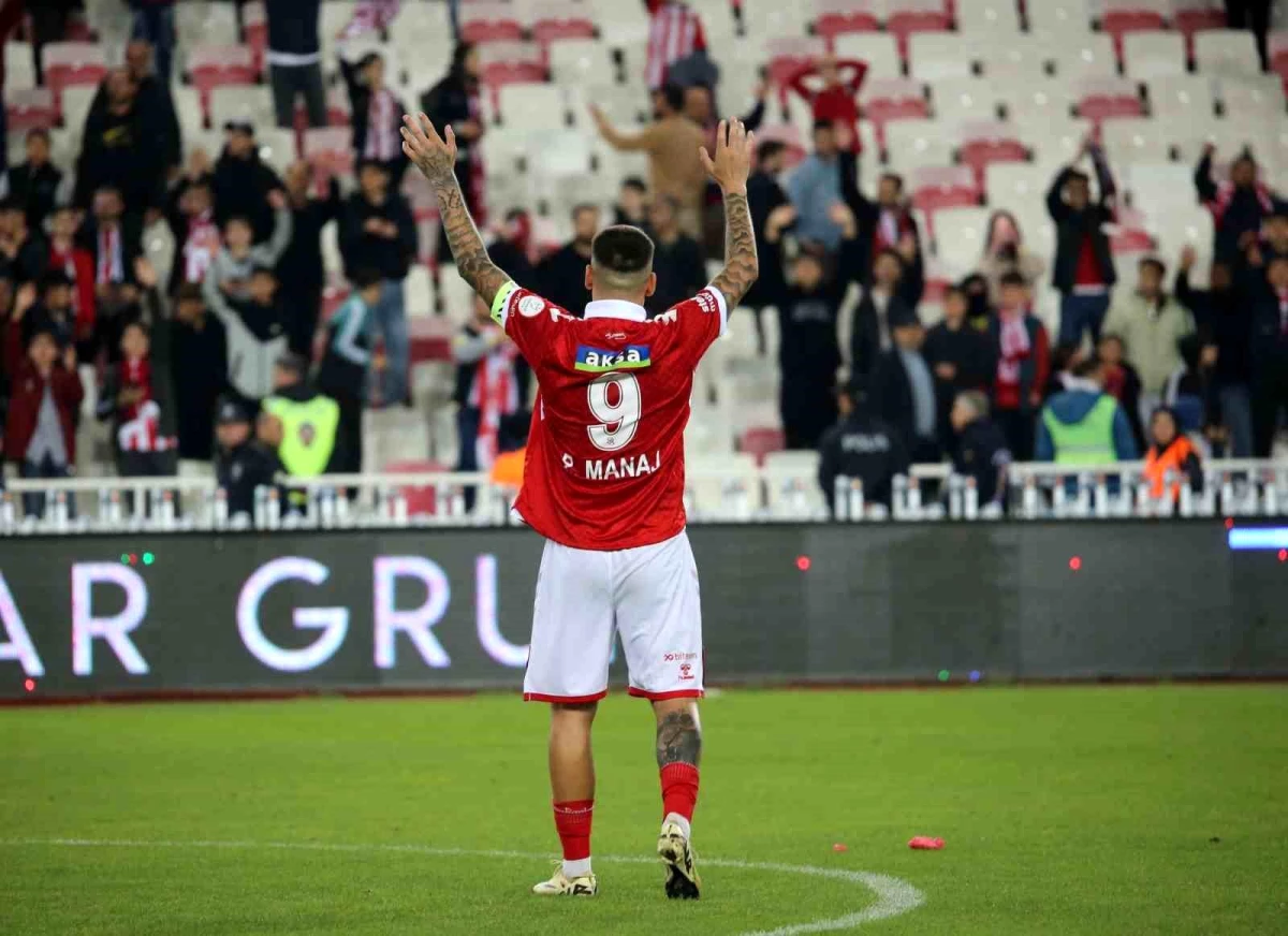 Sivasspor\'da ayrılacak olan golcü futbolcu Rey Manaj statta veda turu attı
