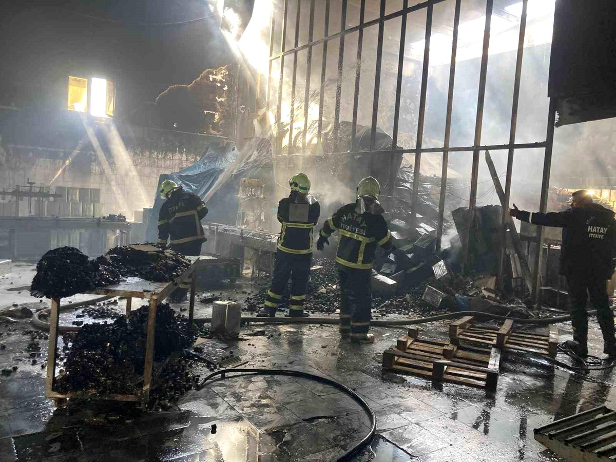 Antakya\'da Zeytinyağı Fabrikasında Yangın Kontrol Altına Alındı