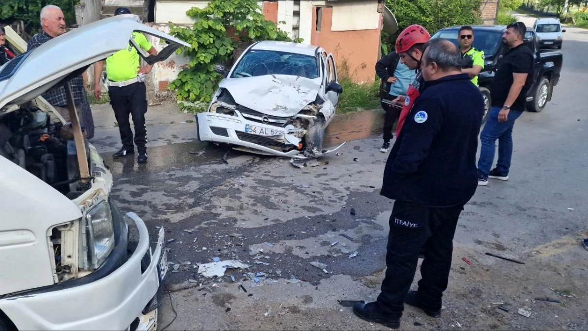Sakarya\'da Minibüs ve Otomobil Kafa Kafaya Çarpıştı: 1 Ölü