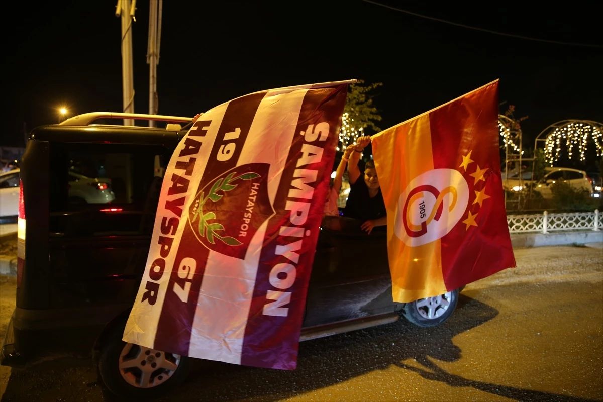 Galatasaray\'ın şampiyonluğu sokaklarda kutlandı