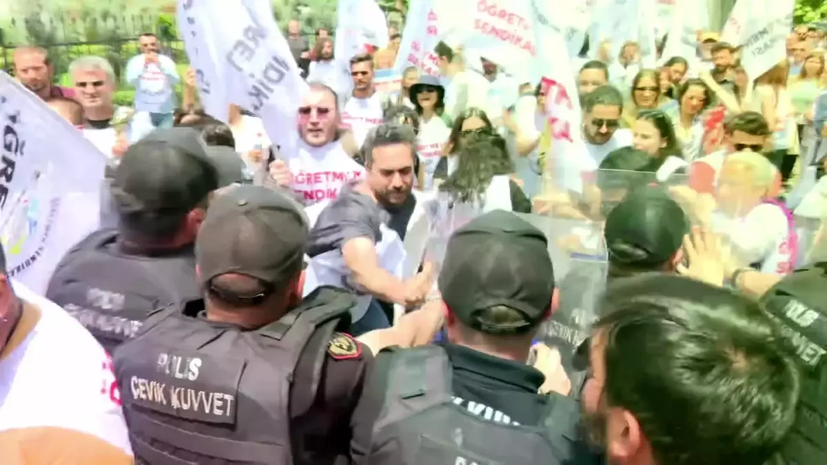 Öğretmenlerin Taban Maaş Talebi İçin Yaptıkları Eyleme Polis Müdahalesi