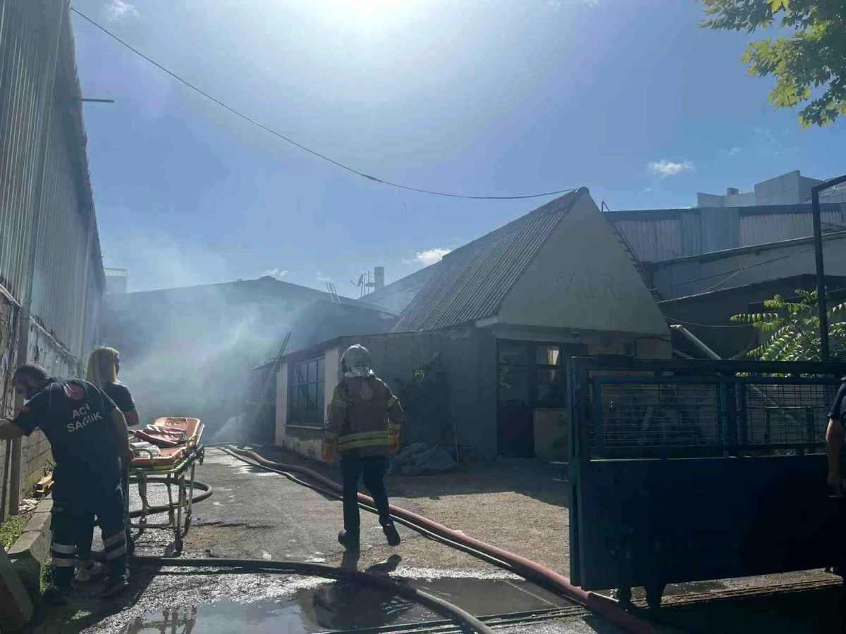 Avcılar\'da mobilya imalathanesinde çıkan yangında 1 işçi dumandan etkilendi