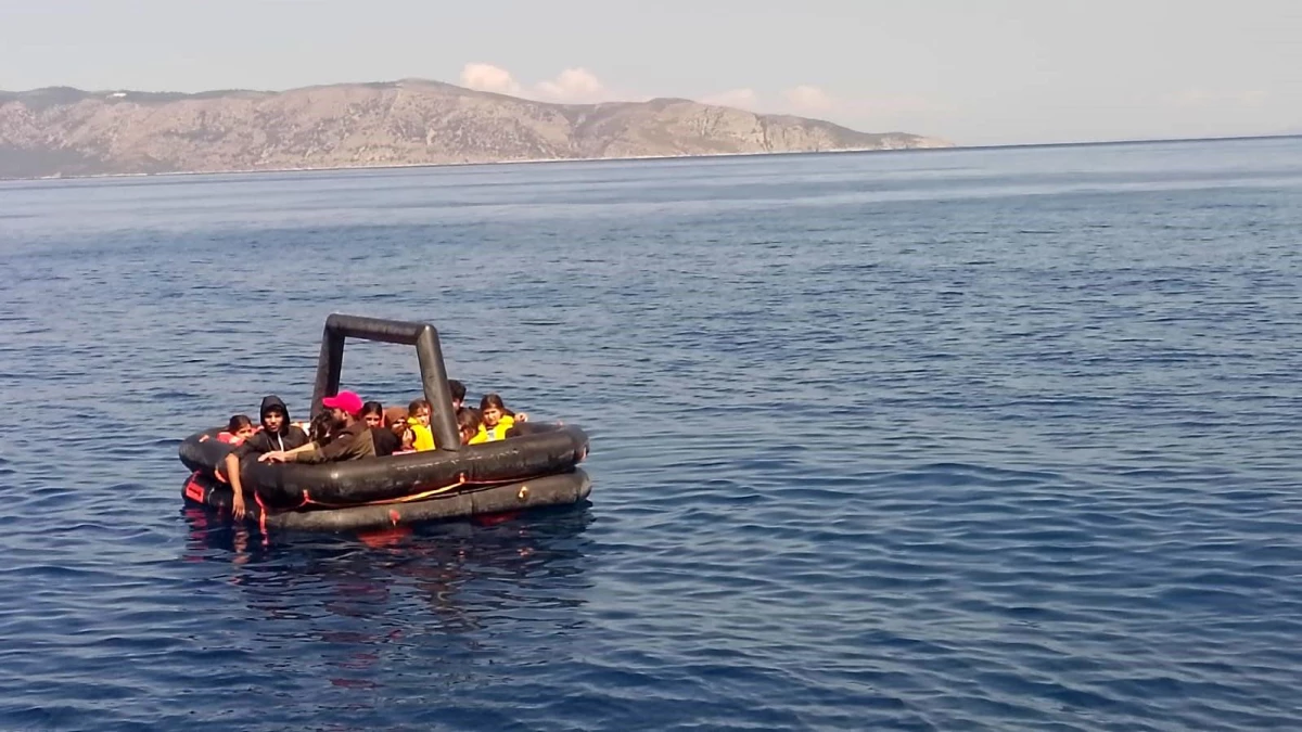 Kuşadası\'nda Yunanistan unsurları tarafından geri itilen 30 düzensiz göçmen kurtarıldı