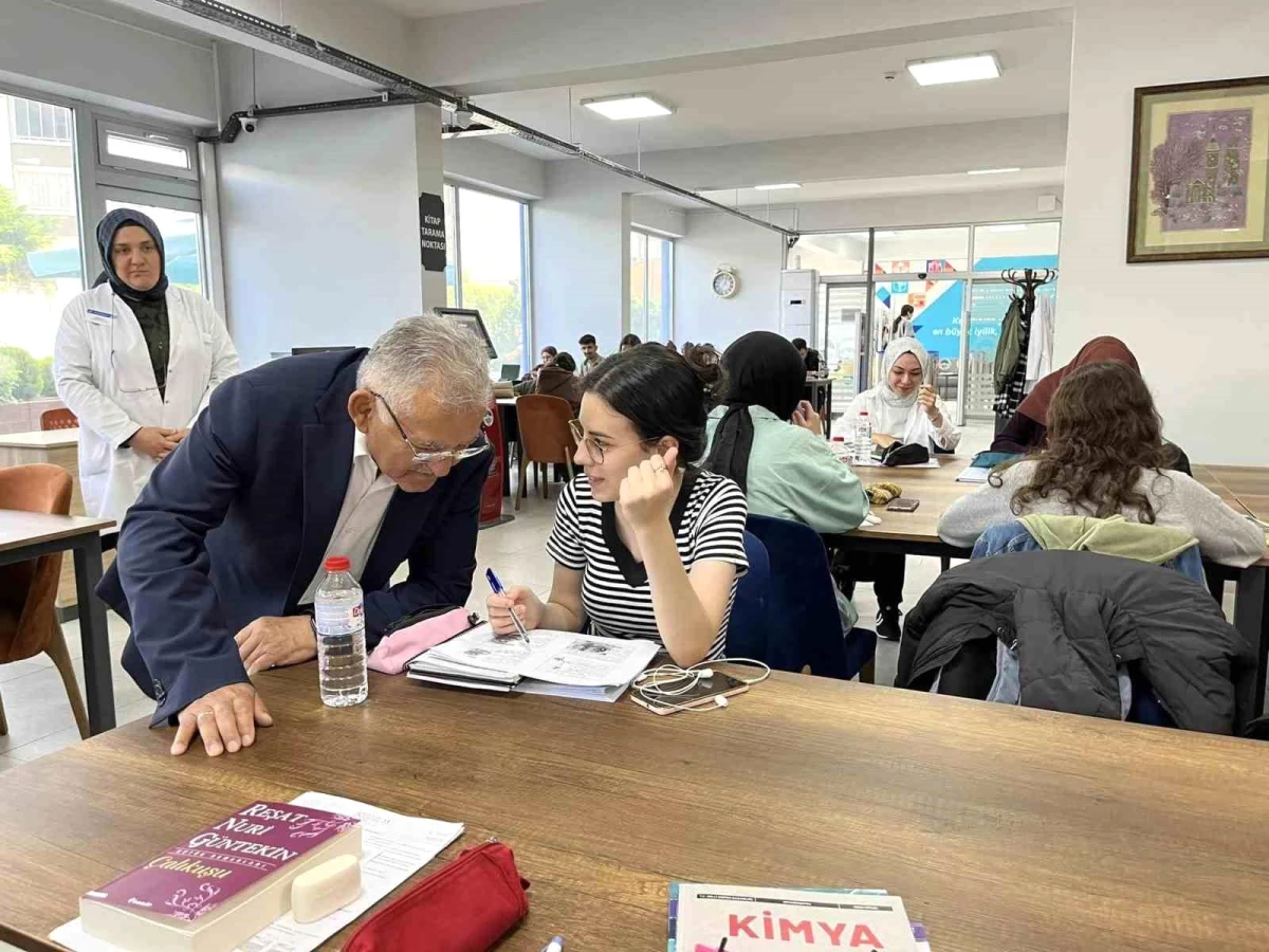 Kayseri Büyükşehir Belediye Başkanı Dr. Memduh Büyükkılıç, Mevlana Kütüphanesi\'nde Kitapseverlerle Buluştu