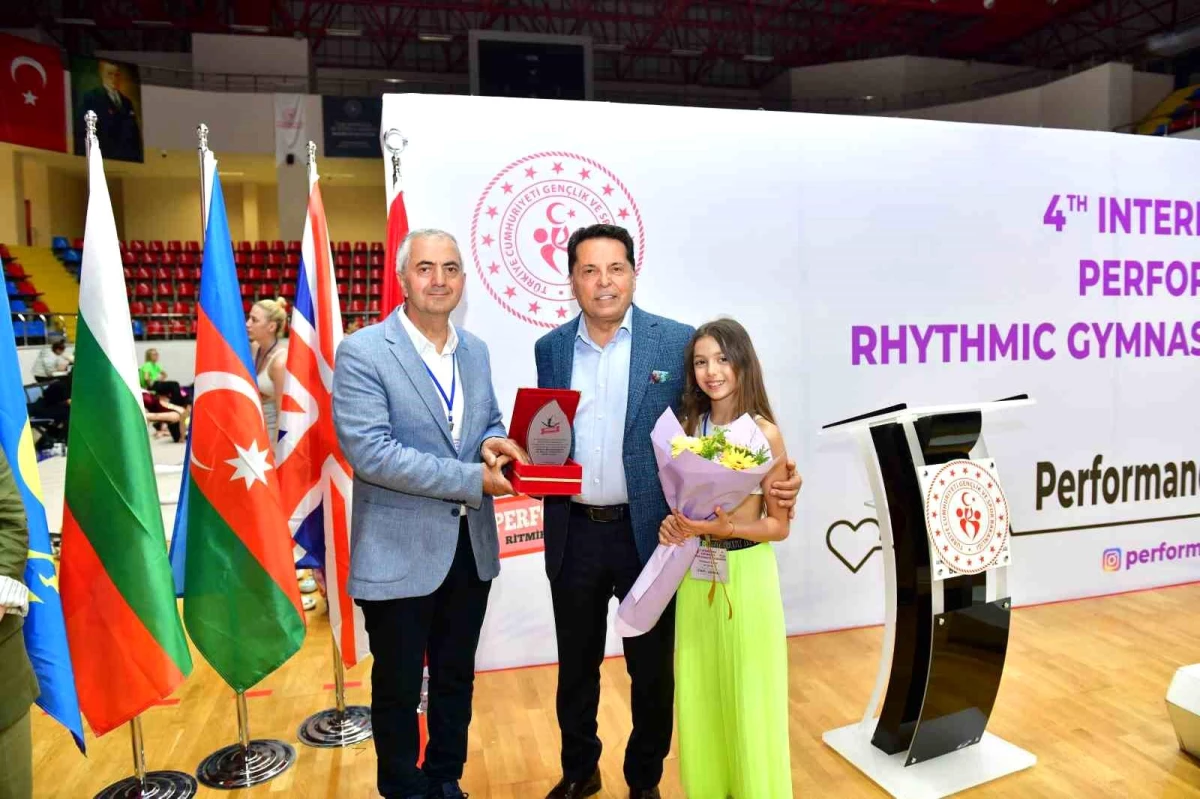 Esenyurt Belediye Başkanı Prof. Dr. Ahmet Özer, 4. Uluslararası Performans Ritmik Jimnastik Turnuvası\'na katıldı