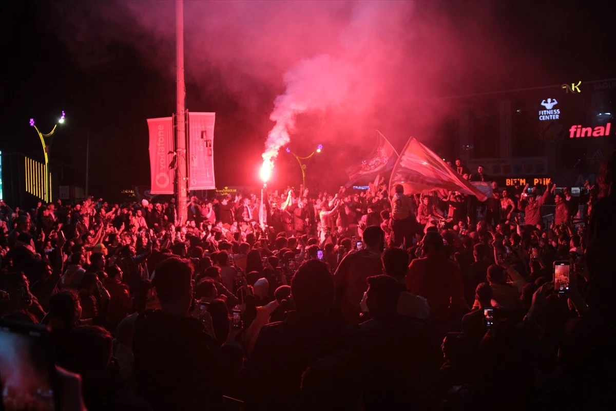 Galatasaray\'ın şampiyonluk kutlamaları Türkiye genelinde coşkuyla devam etti