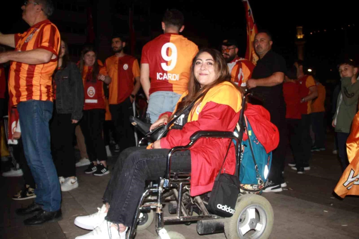 Bedensel engelli taraftar akülü sandalyesiyle şampiyonluk kutlamalarına katıldı