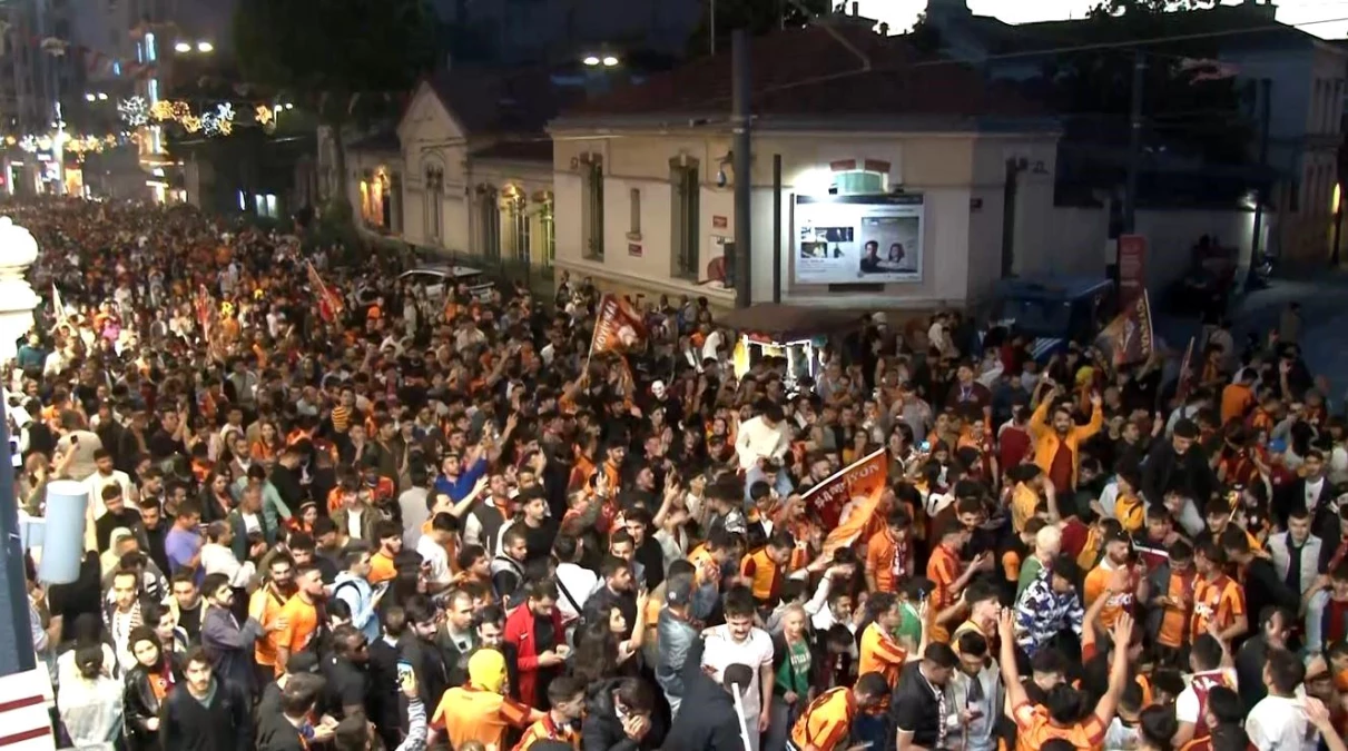 Galatasaraylı taraftarlar, şampiyonluğun ardından Taksim\'e akın etti