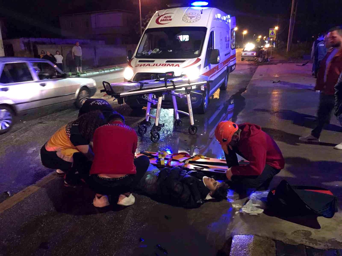 Akyazı\'da Motosikletle Çarpışan Araç Tarlaya Devrildi