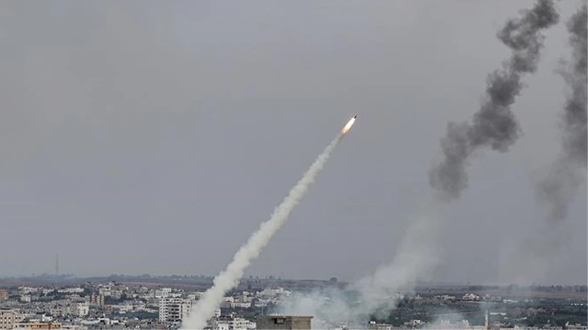 Hamas, İsrail\'in saldırılarına karşılık olarak Tel Aviv\'i füzelerle vurdu