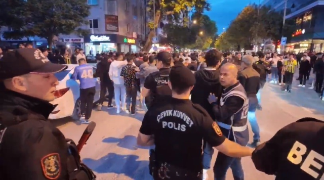 İnegöl'de sokaklar karıştı! Fenerbahçe taraftarları Galatasaraylılara taş ve havai fişek attı