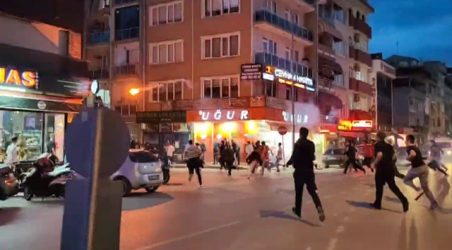 İnegöl'de sokaklar karıştı! Fenerbahçe taraftarları Galatasaraylılara taş ve havai fişek attı