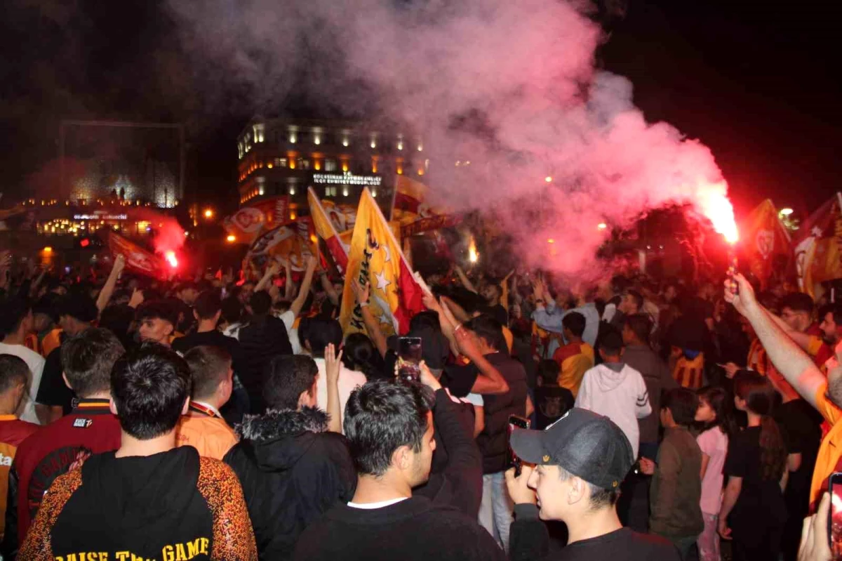 Kayserililer, Galatasaray\'ın şampiyonluğunu davul zurna eşliğinde halaylar çekerek kutladı