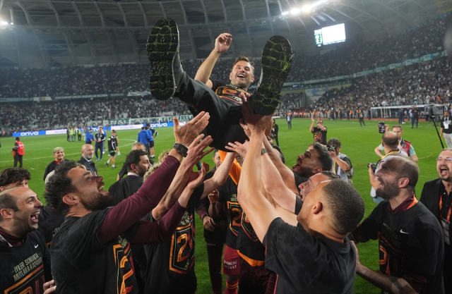 Şampiyonluk kutlamaları sınır tanımadı! Galatasaraylı futbolcular, Okan Buruk'un basın toplantısı bastı!