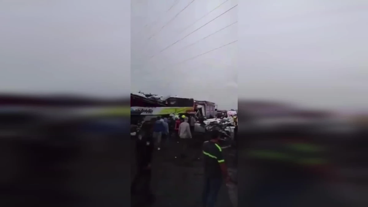 TAG Otoyolu\'nda zincirleme trafik kazası: 10 ölü, 30 yaralı