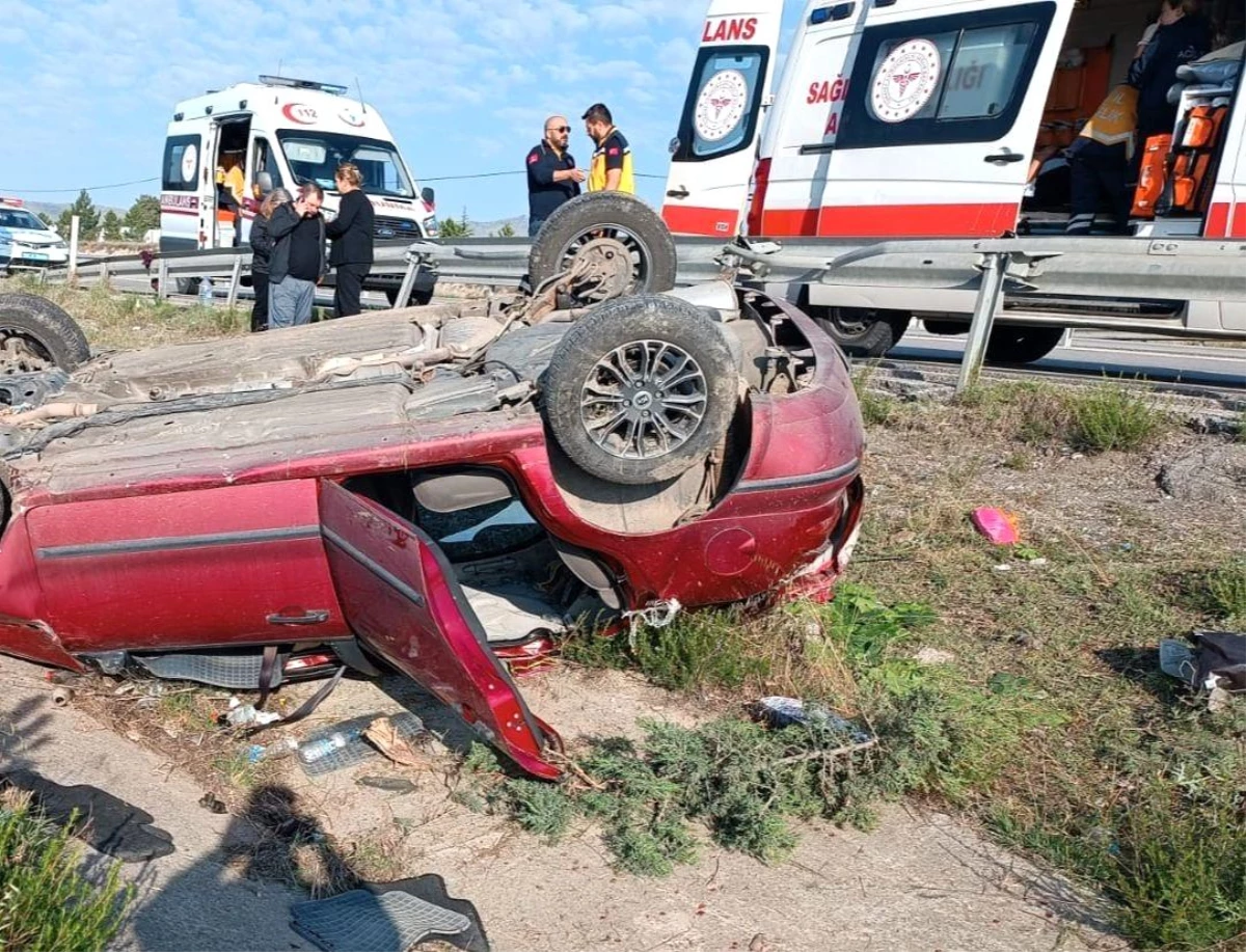 Afyonkarahisar\'da araç takla atarak şarampole devrildi: 4 yaralı