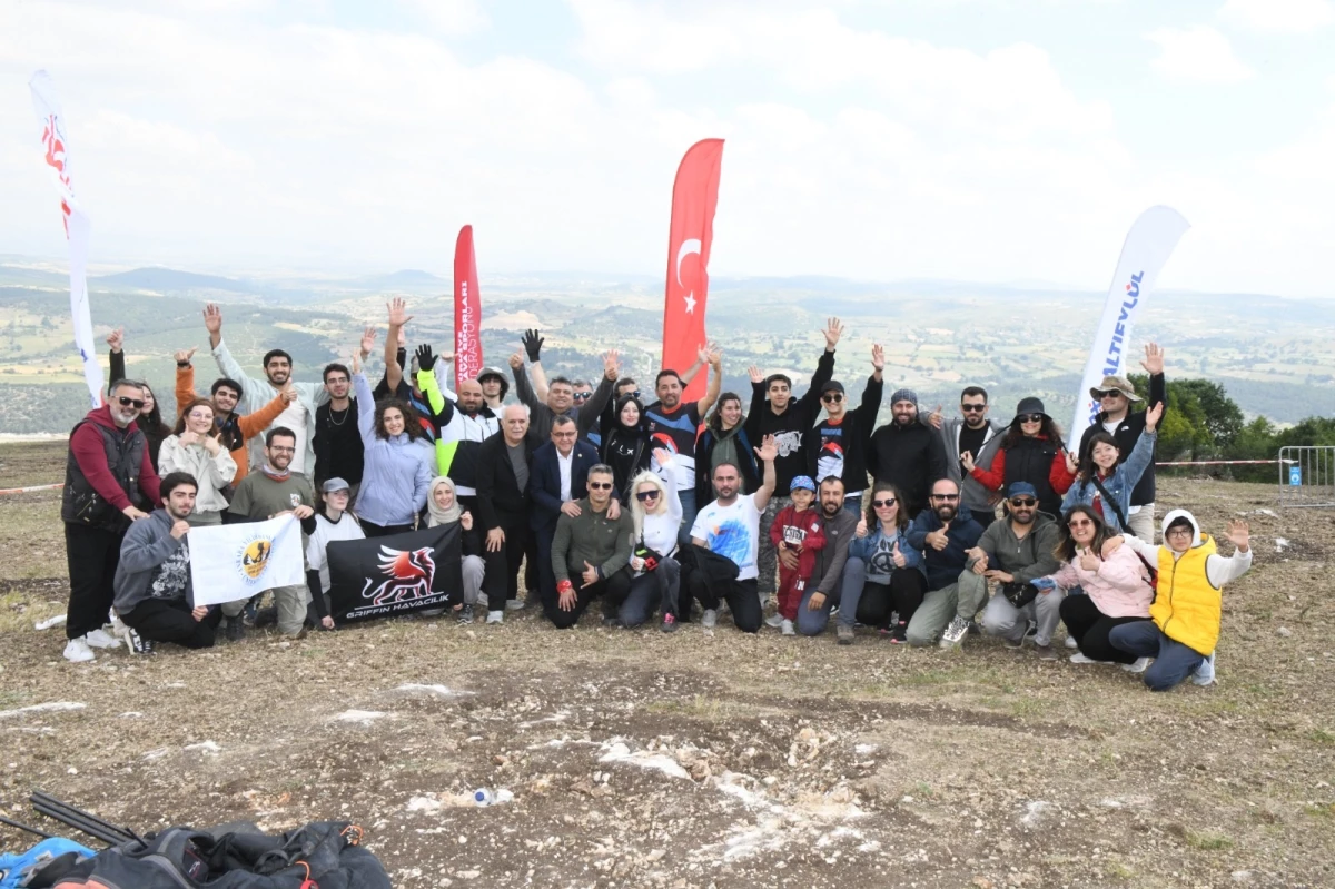 Üniversiteliler, Balıkesir'de Yamaç Paraşütü Etkinliği Düzenledi